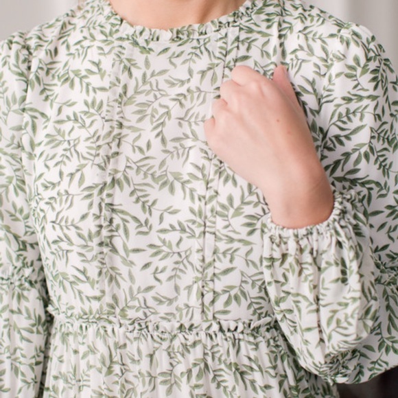 ISO !! I am looking for these Dainty jewells dresses in a size medium and maxi! - Picture 2 of 5